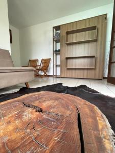 una gran mesa de madera en una habitación con puerta en Chale linda vista Penedo, en Itatiaia