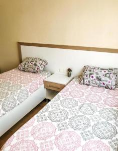 dos camas sentadas una al lado de la otra en un dormitorio en İLERİ OTEL, en Gumuldur