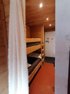 Двох'ярусне ліжко або двоярусні ліжка в номері Cœur de montagne