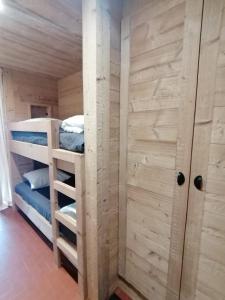 Cette chambre dispose de lits superposés et de 2 lits superposés. dans l'établissement Cœur de montagne, à Châtel