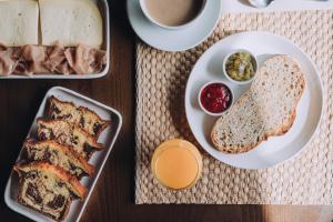 een tafel met een bord brood en een kopje koffie bij Casa de Santa Uxía in Ézaro