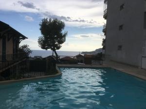 uma piscina no meio de um edifício em Aux portes de Monaco superbe T3 vue mer em Roquebrune-Cap-Martin