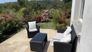 Zahrada ubytování Maison 3 ch 6 pers Sanary vue dominante mer - plage à 400 m - accès piscine - jardin - wifi - terrasse - pergola bioclimatique - climatisation - location par semaine complète + 1 fotografie