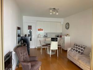 uma sala de estar e cozinha com um sofá e uma mesa em Aux portes de Monaco superbe T3 vue mer em Roquebrune-Cap-Martin