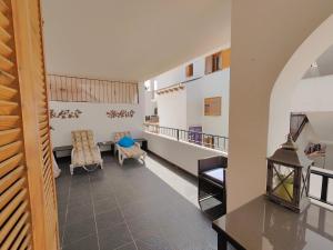 pasillo con sala de estar con mesa y sillas en Spot For Golf Lovers Villamartin, en Orihuela