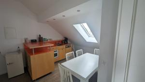 cocina con mesa, fregadero y ventana en Helle Wohnung mit zwei Schlafzimmern en Eching