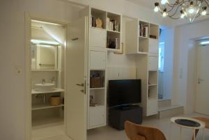 TV a/nebo společenská místnost v ubytování White cycladic town house with sea vew