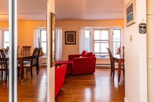 - un salon avec un canapé rouge et une table dans l'établissement Luxurious condo (1100 sq2) /private elevator!, à Québec
