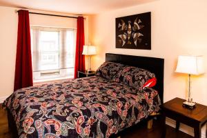 1 dormitorio con 1 cama y una ventana con cortinas rojas en Luxurious condo (1100 sq2) /private elevator! en Quebec