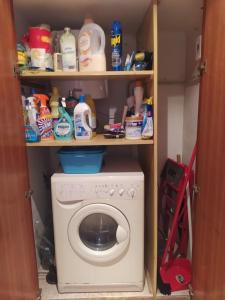 cocina con lavadora en una habitación en Apartamento Primera Línea de Playa Port-Segur, en Segur de Calafell