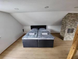 a bedroom with a large bed in a attic at Zentrale Wohnung in Crailsheim in Crailsheim