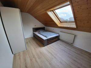 a small room with a bed and a window at Zentrale Wohnung in Crailsheim in Crailsheim