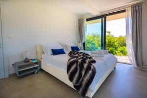 Postel nebo postele na pokoji v ubytování Luxury Hidden Oasis - Greca + 37 fotografií