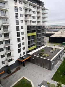 een luchtzicht op een gebouw met een binnenplaats bij Luxury Apartments by Patrik in Oradea