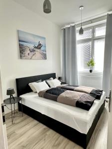 sypialnia z dużym łóżkiem i oknem w obiekcie Oskar Wilde w mieście Lubowla