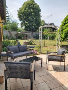 a patio with benches and a gazebo at Chambre privée +thé et café 