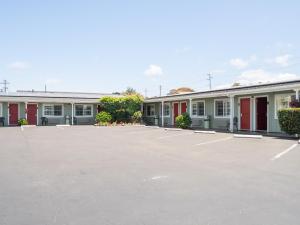 a row of buildings in a parking lot at Discovery Inn Monterey Bay in Seaside