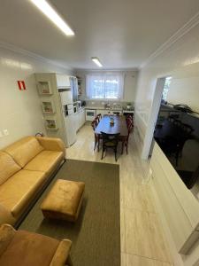 uma sala de estar com um sofá e uma mesa em Casa Bem Vino em Bento Gonçalves