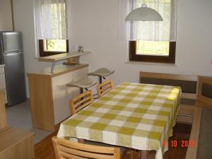 cocina con mesa y sillas a cuadros en Holiday home Baron en Radeče