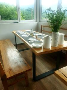 une table en bois avec des plaques et une plante sur celle-ci dans l'établissement Zorra Challet, à Eşelniţa