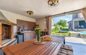 een keuken met een houten tafel en een groot raam bij Amazing Home In Pula With Kitchen in Pula