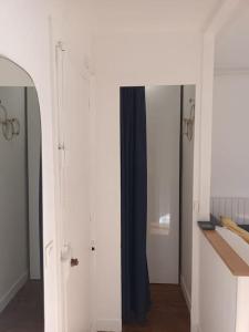 Ein Badezimmer in der Unterkunft Très Parisien et ensoleillé