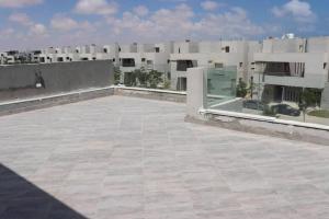 uma vista do telhado de um edifício em Hacienda Bay 4 bedrooms Chalet em El Alamein