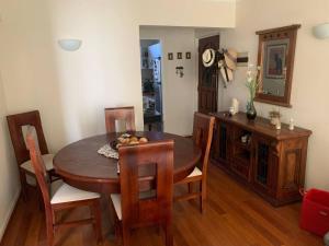 a dining room with a wooden table and chairs at Departamento de Lina in Valparaíso
