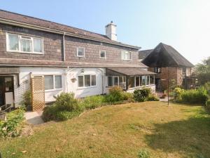 una casa con un prato davanti di Honeysuckle Cottage a Paignton
