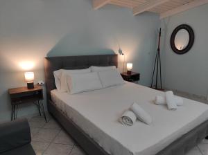 Paxos Dream House في Vlachopoulátika: غرفة نوم بسرير ابيض كبير مع وسادتين
