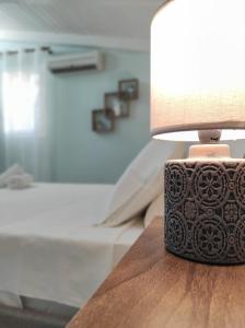 una lampada seduta su un tavolo in una camera da letto di Paxos Dream House a Vlachopoulátika
