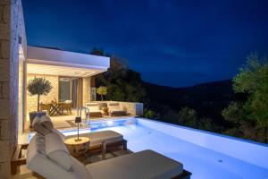 Bazén v ubytování Sun n Salt Private Villas nebo v jeho okolí