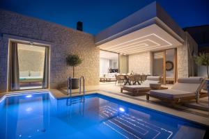 Bazén v ubytování Sun n Salt Private Villas nebo v jeho okolí