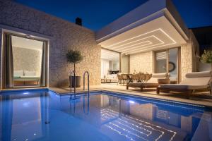 Bazén v ubytování Sun n Salt Private Villas nebo v jeho okolí