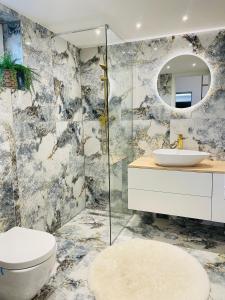 łazienka z toaletą i umywalką w obiekcie Apartma Tany w Lublanie