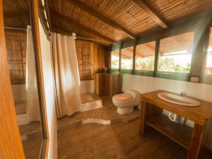 ein Bad mit einem WC und einem Waschbecken in der Unterkunft Mompiche Island Hostel in Mompiche