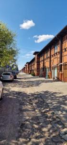 une rue vide avec une rangée de bâtiments dans l'établissement Apartament Leopard, à Bydgoszcz