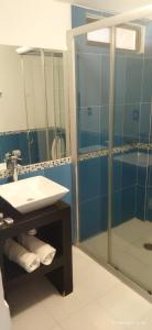 La salle de bains est pourvue d'un lavabo et d'une douche. dans l'établissement Hotel Sevilla Perote, à Perote