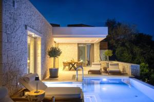 Bazén v ubytování Sun n Salt Private Villas nebo v jeho okolí