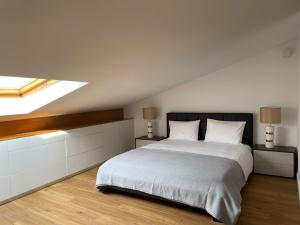 um quarto com uma cama e uma clarabóia em Matosinhos Terrace Apartment em Matosinhos