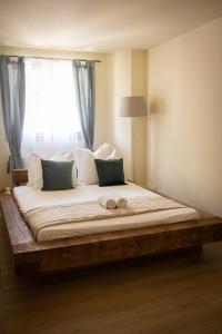 een slaapkamer met een groot bed en een raam bij Chic Campaign - Luxe and confort Lac et Montagne in Cruseilles