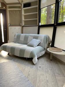 a couch sitting inside of a tiny house at Mugavustega majake mereäärses männikus. in Lohusalu