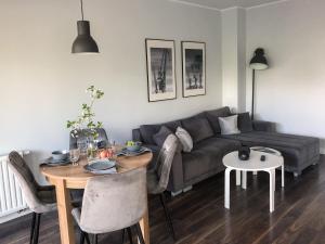 ein Wohnzimmer mit einem Sofa und einem Tisch in der Unterkunft 2 pokoje, blisko morza, ogródek, garaż, kameralne in Danzig