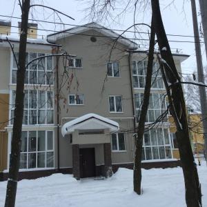 クストヴォにあるHotel Lyubimiy Gorodの雪の降るアパートメントビル