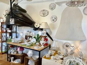 a room filled with lots of porcelain on display at Studiowillangel in Régusse