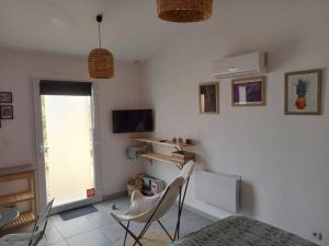 a living room with two chairs and a television at Studiowillangel in Régusse