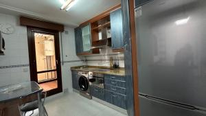 een keuken met een wasmachine en droger. bij El pisuco in Sarón