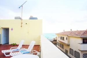 balcone con sedie e vista sull'oceano di Casa Arya a Cotillo