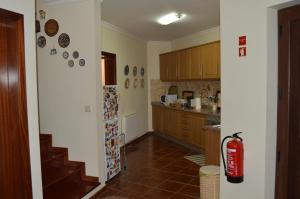 una cucina con un idrante antincendio nell'angolo di una stanza di Maria's Country House a Miranda do Douro