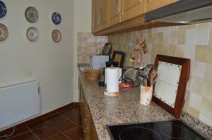 una cucina con piano di lavoro, lavandino e piano di lavoro di Maria's Country House a Miranda do Douro Altre 34 foto